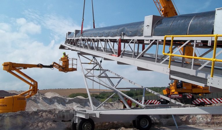 Slewing conveyors